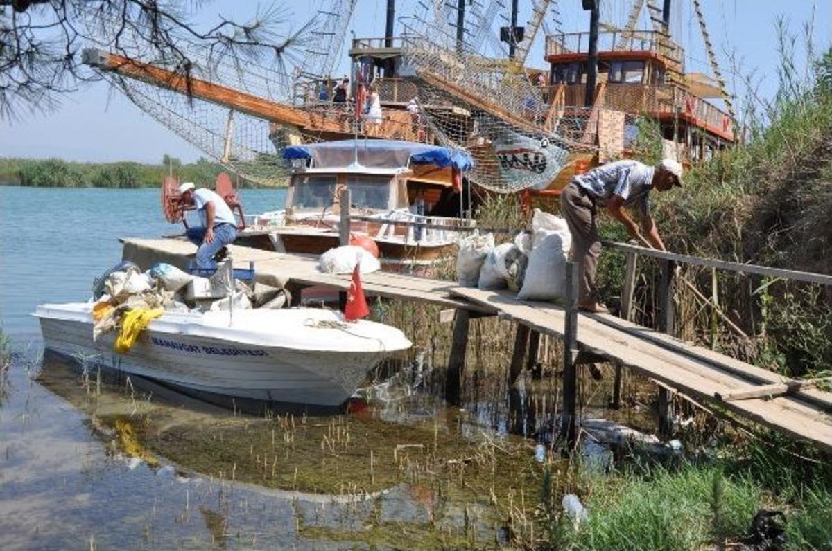 Manavgat'ta Teknelerle Irmak Temizliği