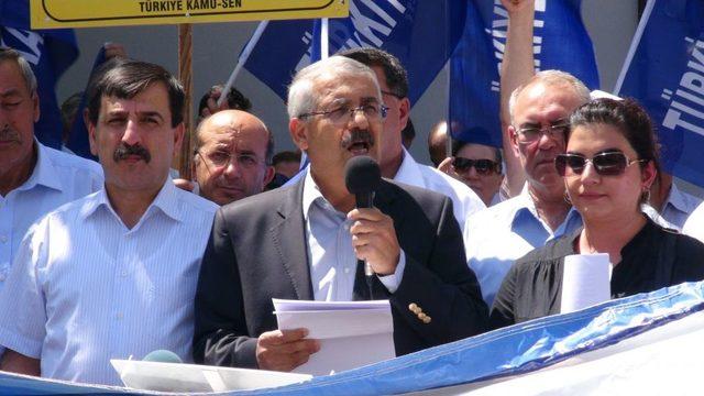 Çalışma Bakanlığı Önünde 'siyah' Çelenkli Protesto