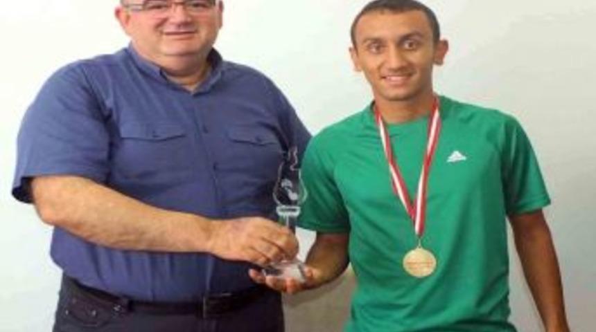 Şampiyon Atlet Şeker, Evrenseki Belediye Başkanı Recep Barut&rsquo;u Ziyaret Etti