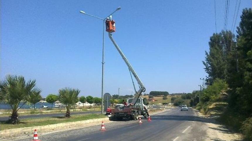 Lapseki&rsquo;de Kara Yolunda Aydınlatma Lambaları Onarılıyor