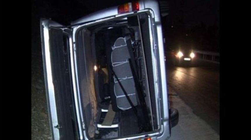 Minib&uuml;s Şarampole Yuvarlandı: 1 Yaralı