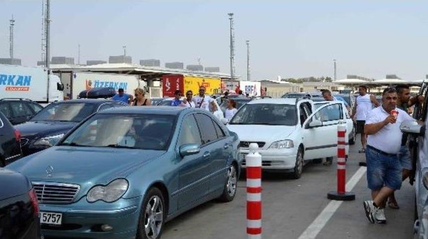 Gurbet&ccedil;ilerin Kapıkule'den D&ouml;n&uuml;ş &Ccedil;ilesi