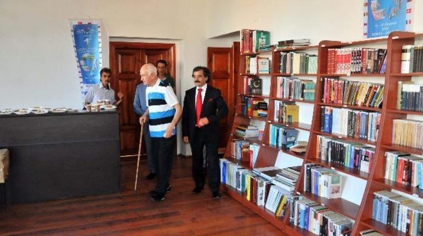 Akşehirli Eski Bakan Kitaplarını Bağışladı