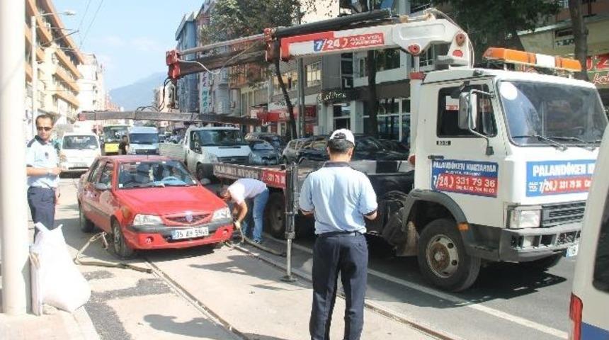 Tramvay Hattına Park Edilen Ara&ccedil;lar &Ccedil;ekildi