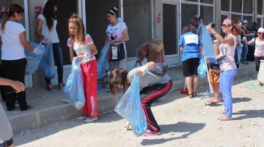 Gen&ccedil;lik Kampında Kalan Gen&ccedil; Kızlardan &Ccedil;evre Temizliği