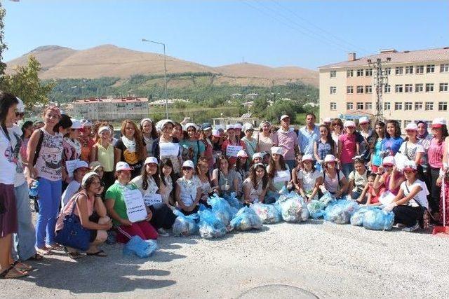 Gençlik Kampında Kalan Genç Kızlardan Çevre Temizliği