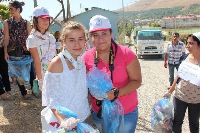 Gençlik Kampında Kalan Genç Kızlardan Çevre Temizliği