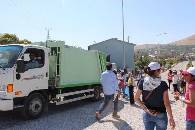 Gençlik Kampında Kalan Genç Kızlardan Çevre Temizliği