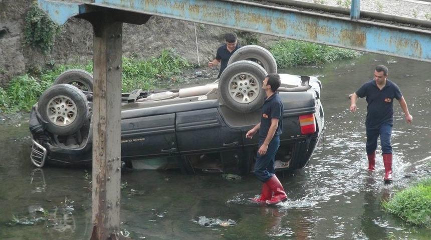 Zonguldak'ta Otomobil Dereye U&ccedil;tu: 1 Yaralı