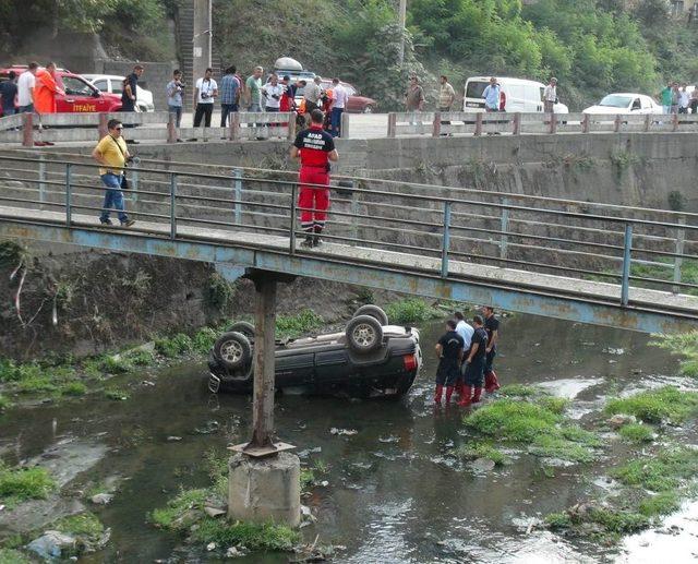 Zonguldak'ta Otomobil Dereye Uçtu: 1 Yaralı