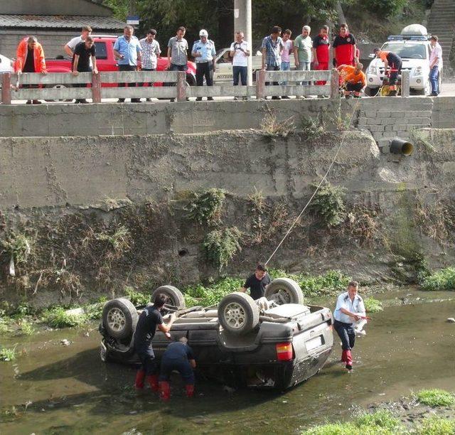 Zonguldak'ta Otomobil Dereye Uçtu: 1 Yaralı