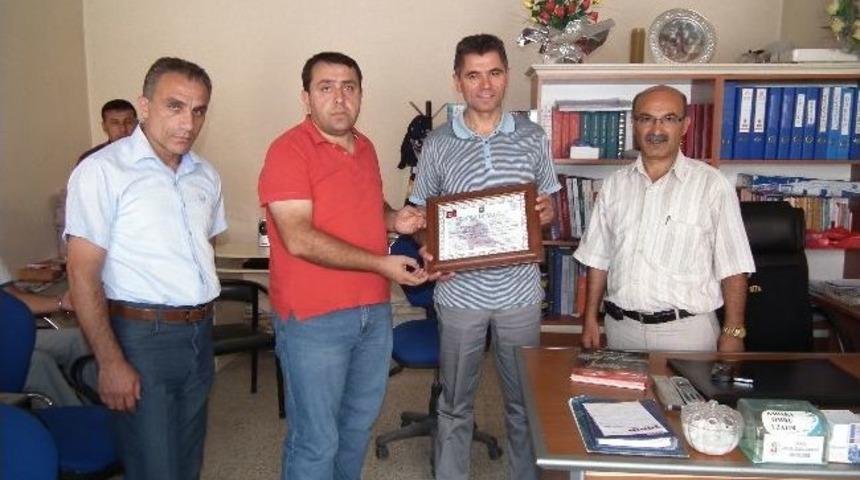 Gerede Kaymakamı Yurt&rsquo;a Zorba Ailesi&rsquo;nden Plaket