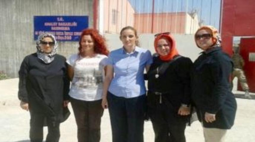 Ak Partili Kadınlar Cezaevi M&uuml;d&uuml;r&uuml;n&uuml; Ziyaret Etti