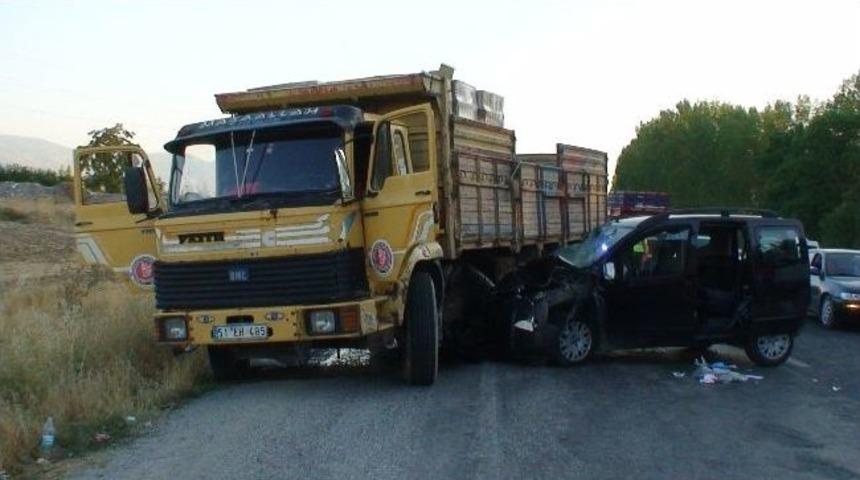 Konya&rsquo;da Kamyon İle Kamyonet &Ccedil;arpıştı: 5 Yaralı