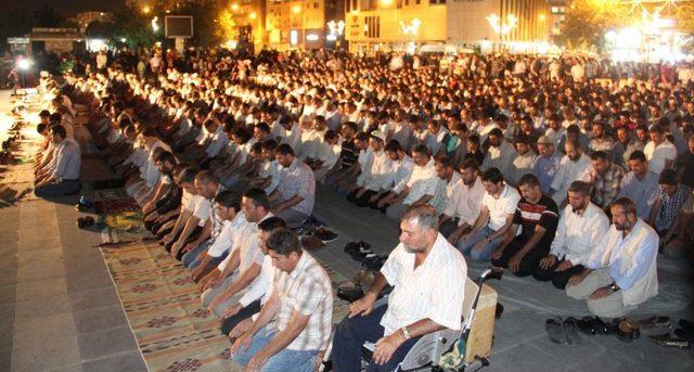 Diyarbakır da Binlerce Kişi Mısır Için Dağkapı Meydanı nı Doldurdu 2