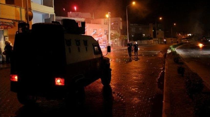 Adana&rsquo;da İzinsiz G&ouml;steride Polise Havai Fişek Atıldı