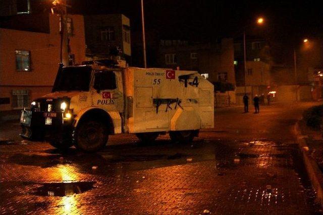 Adana’da İzinsiz Gösteride Polise Havai Fişek Atıldı 2