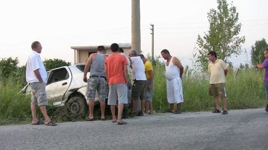 Elektrik Direğine &Ccedil;arpan Otomobilde 3 Kişi Yaralı