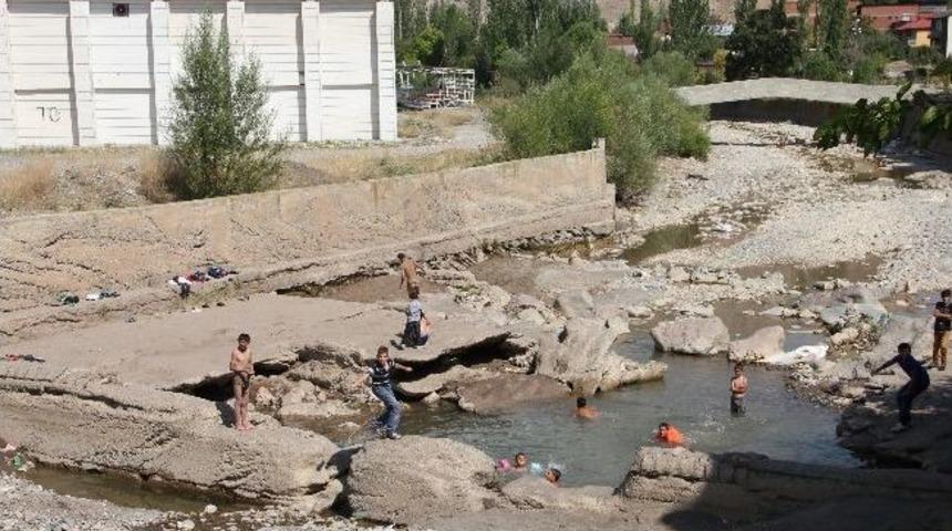 &Ccedil;ocuklar Kirli Suya Aldırış Etmiyor