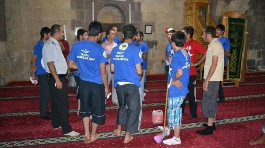 Kamp&ccedil;ılar Cami Temizleyip Yardım Kolisi Dağıttı