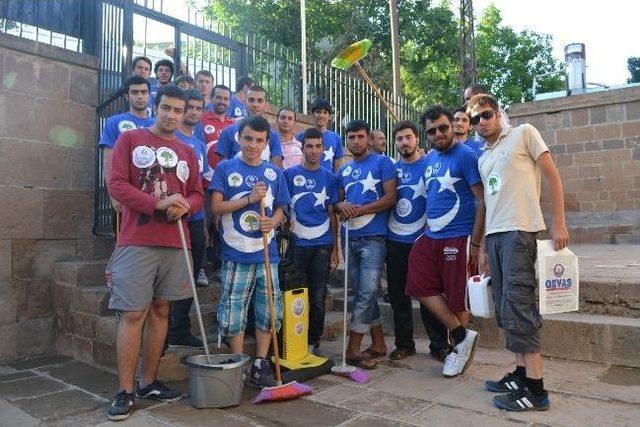 Kamp&ccedil;ılar Cami Temizleyip Yardım Kolisi Dağıttı 1