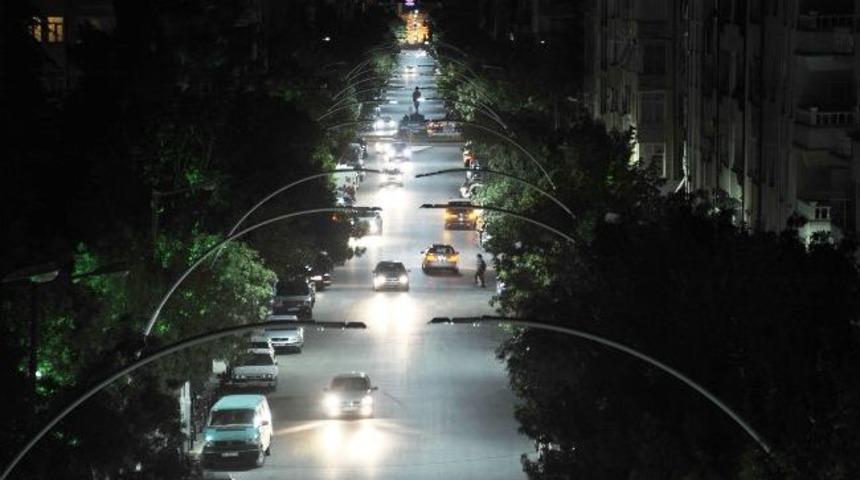 Karaman'da 1. İstasyon Caddesi Işıl Işıl