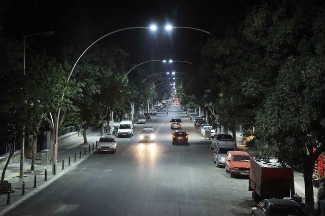 Karaman'da 1. İstasyon Caddesi Işıl Işıl