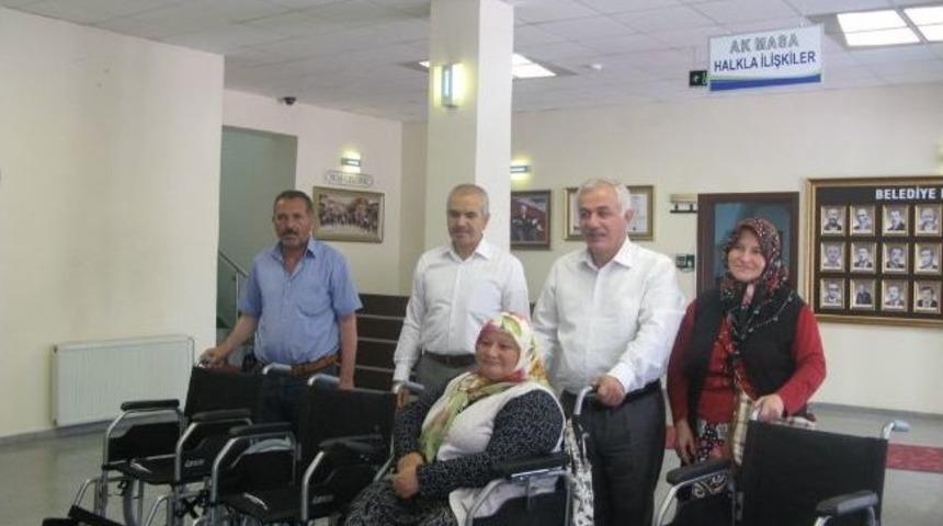 &Ccedil;ubuk Belediyesi, 7 Bedensel Engelliye Tekerlekli Sandalye Dağıttı