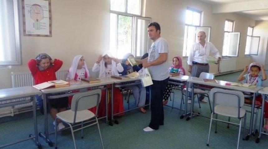 Yaz Kur'an Kursu &Ouml;ğrencilerine Kitap