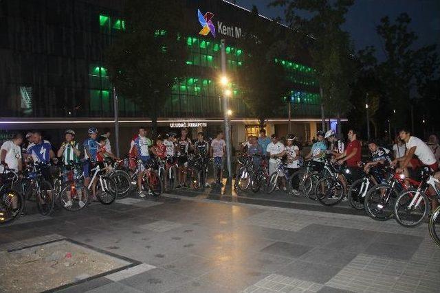 Bisiklet&ccedil;iler &Ouml;len Arkadaşları İ&ccedil;in Pedal &Ccedil;evirdi 3