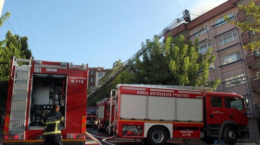 &Ccedil;atı yangınında mahsur kalan 3 itfaiye eri yaralandı