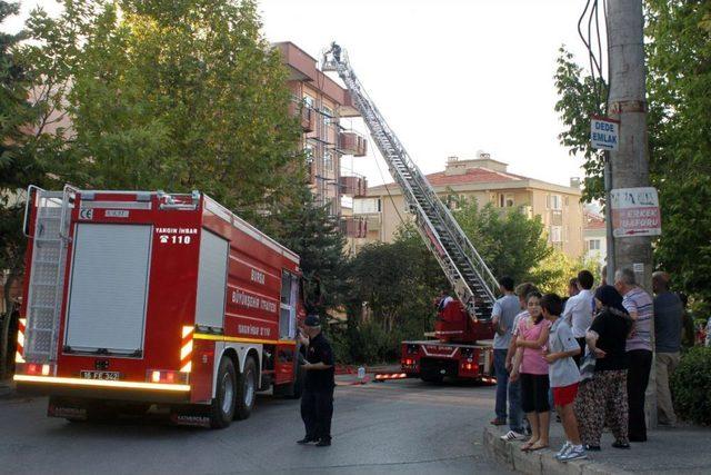 &Ccedil;atı yangınında mahsur kalan 3 itfaiye eri yaralandı 1