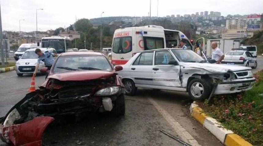 Trabzon&rsquo;da 2 Ayrı Yerde Trafik Kazası: 3 Yaralı