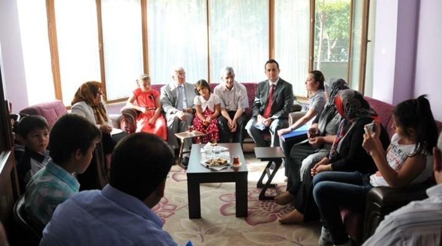 G&ouml;n&uuml;l El&ccedil;ileri 3 &Ccedil;ocuğu Yuvaya Kavuşturdu