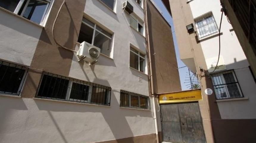 Konak'ta &Ouml;ğrenciler Tatilde Okullar Tadilatta