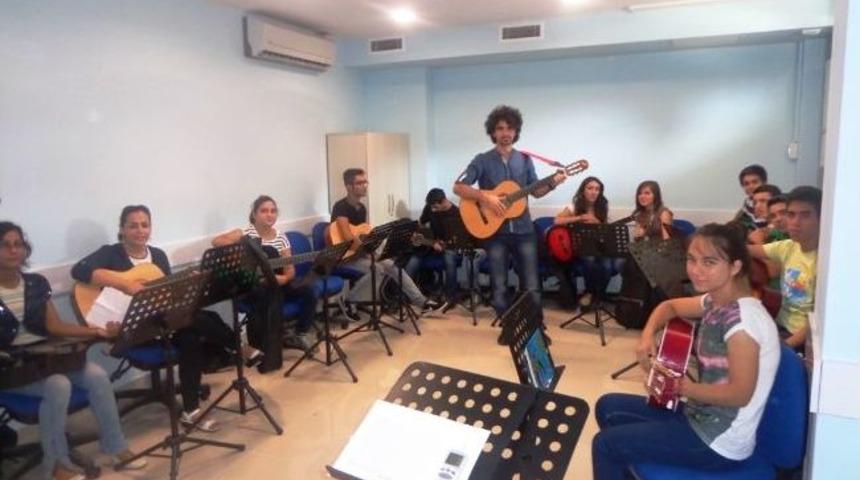 Gitar Gen&ccedil;lerin İlgisini &Ccedil;ekiyor