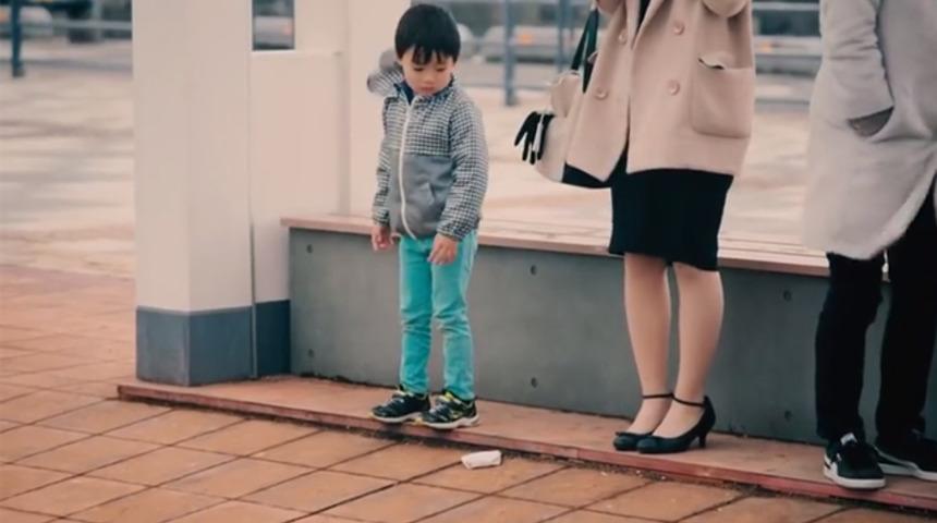 &Ccedil;ocukların &ouml;nlerine d&uuml;şen c&uuml;zdanlarla imtihanı