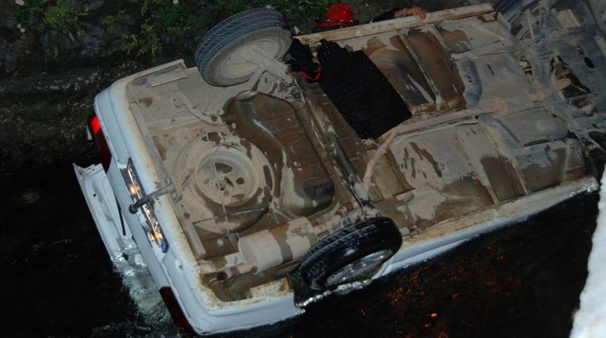 Yoldan &Ccedil;ıkan Otomobil Su Kanalına D&uuml;şt&uuml;