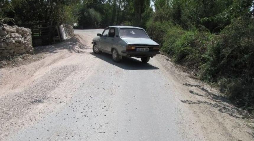 Yola Serilen Asfalt Malzemeleri Kazaya Davetiye &Ccedil;ıkarıyor