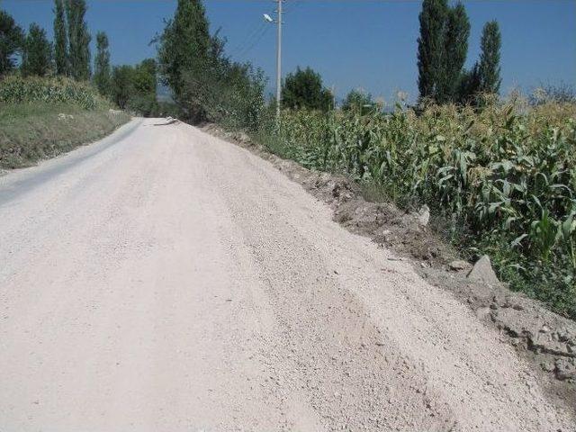 Yola Serilen Asfalt Malzemeleri Kazaya Davetiye &Ccedil;ıkarıyor 1