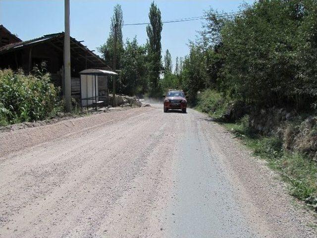 Yola Serilen Asfalt Malzemeleri Kazaya Davetiye &Ccedil;ıkarıyor 2