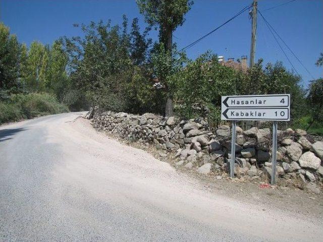 Yola Serilen Asfalt Malzemeleri Kazaya Davetiye &Ccedil;ıkarıyor 3