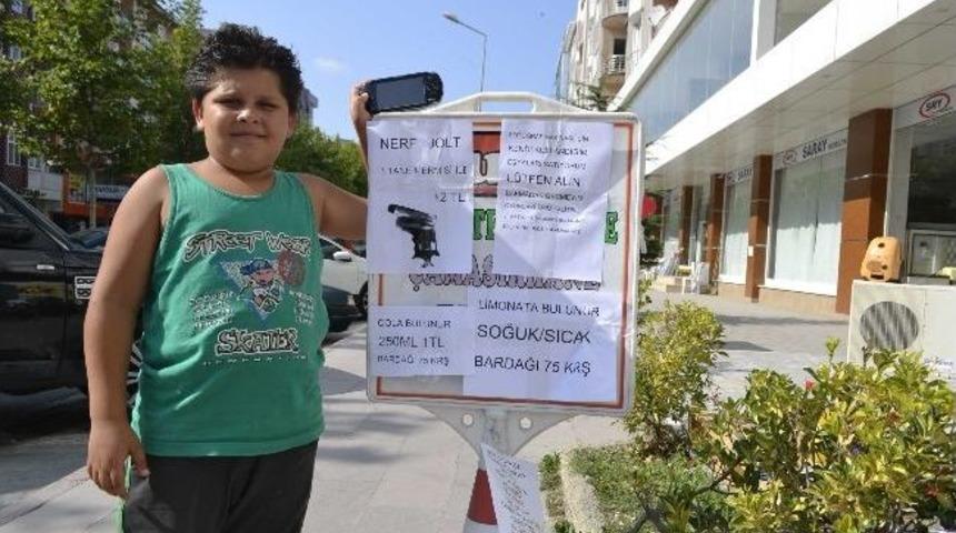 Fotoğraf Makinesi Almak İ&ccedil;in Oyuncaklarını Satıyor