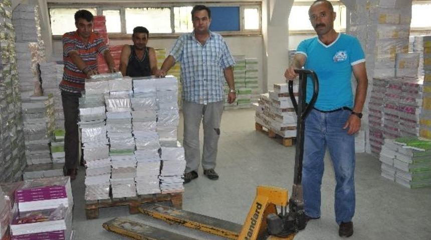 Kırklareli'de Kitaplar Dağıtılmaya Başlandı