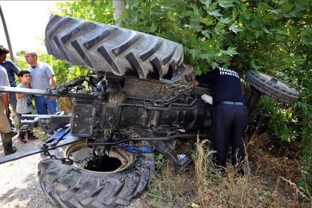 İnegöl'de Traktör Ile Otomobil Çarpıştı: 2 Yaralı