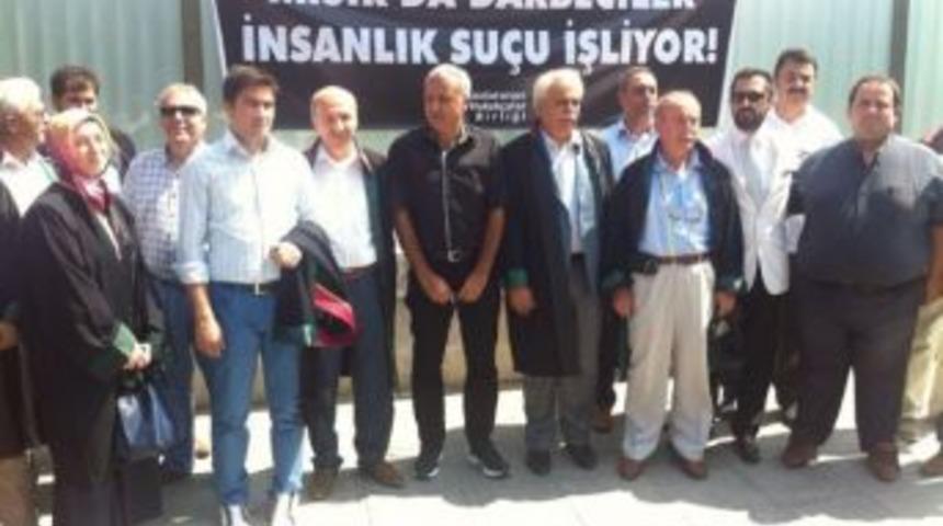 Hukuk&ccedil;ulardan Mısır Konsolosluğu &Ouml;n&uuml;nde 'c&uuml;bbeli' Eylem