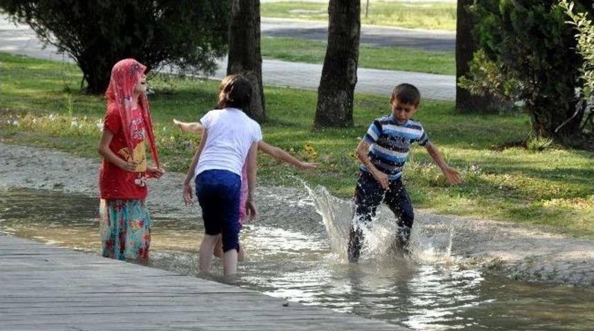 &Ccedil;ocuklar Suda Oynayarak Serinledi