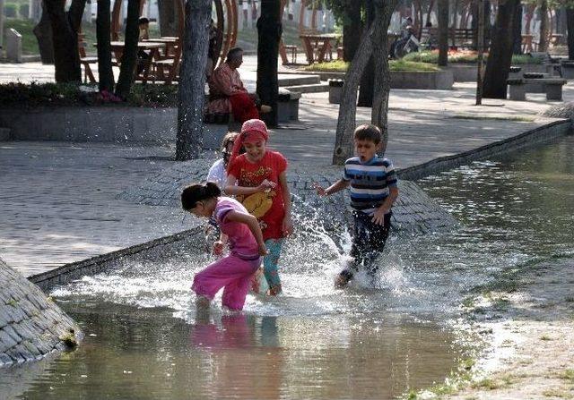 Çocuklar Suda Oynayarak Serinledi