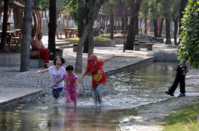 Çocuklar Suda Oynayarak Serinledi