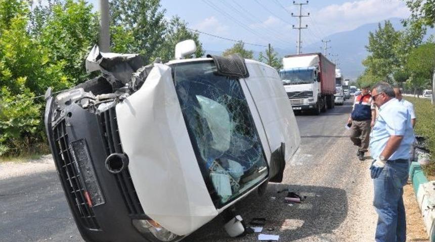 Ticari ara&ccedil;la trakt&ouml;r &ccedil;arpıştı: 1 &ouml;l&uuml;, 1 yaralı
